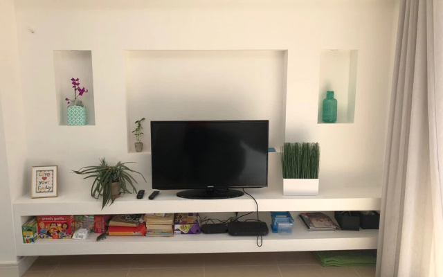 The Spacious Fitzjohn’s Road Apartment - RKC
