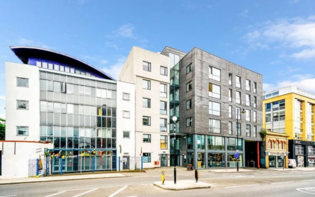Modern 4 Bedroom Canal-side North London Flat