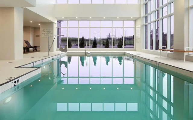 Hotel Mtl Express - Montreal Airport