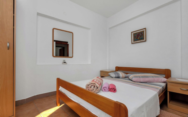 Apartments Robinzon Nikola
