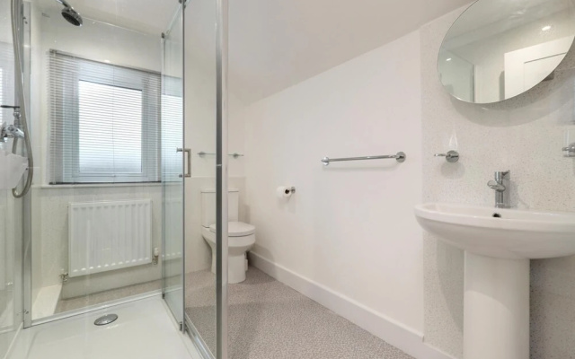The Beach Apartment - Walk to Beach, Parking, Enclosed Garden