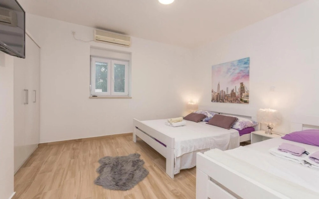 Amazing Apartment in Turanj With 2 Bedrooms and Wifi