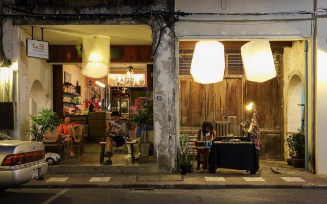 Отель Phuket 43 Guesthouse Таиланд, Пхукет - 9 отзывов об отеле, цены и фото номеров - забронировать отель Phuket 43 Guesthouse онлайн вид на фасад