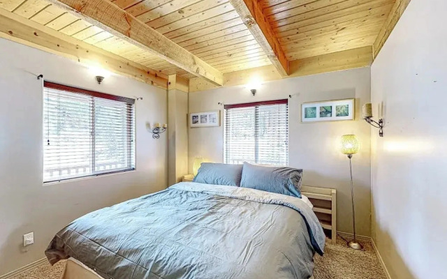 3BR w/ Views, Ping-pong, Deck, & Fireplaces