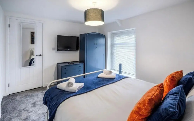 Stadium View 5-bed Retreat + Parking