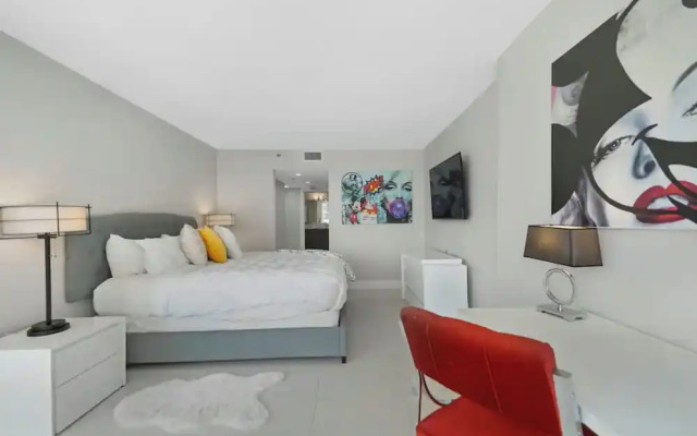 Bay Overlooking Condo With Balcony