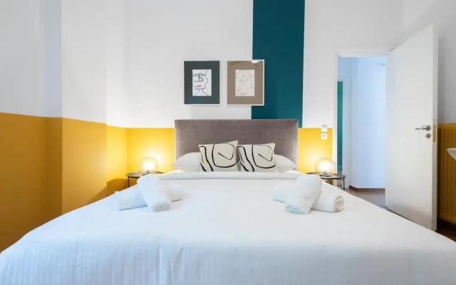 Spacious High-ceiling 2BR by Acropolis Museum