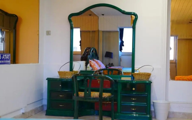 Spacious 2 Bedroom Apt Viewing the Holy Nile