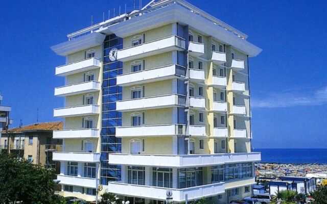 Отель Imperial Beach Италия, Римини - 1 отзыв об отеле, цены и фото номеров - забронировать отель Imperial Beach онлайн вид на фасад