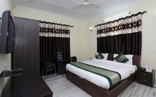 OYO 11606 Hotel K R Group