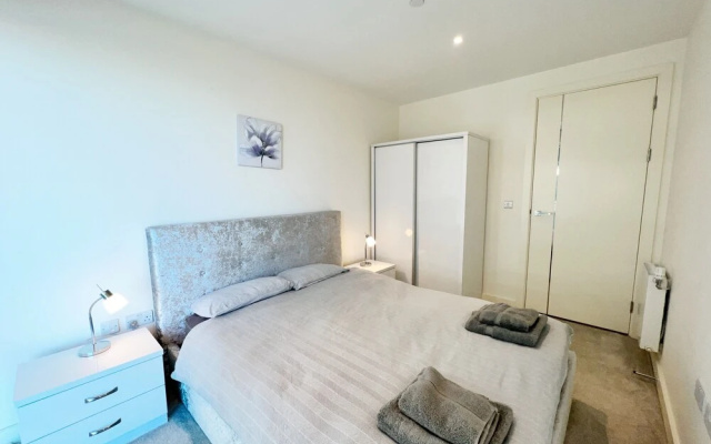 2-bed in Woolwich Riverside With Cinema And Pool