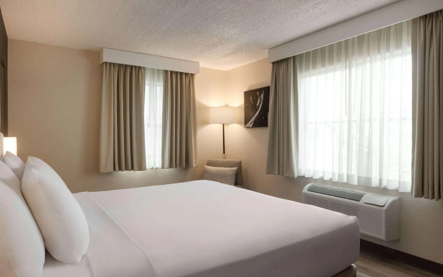 Mai Hana Hotel & Suites