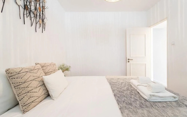 Estrela Patio Apartment by LU Holidays