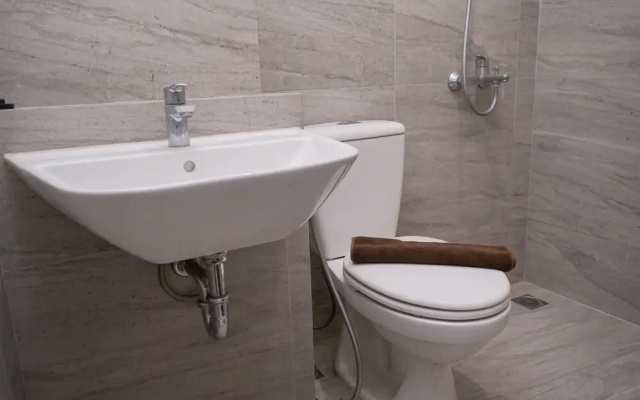 Good Deal and Comfy Studio at Collins Boulevard Apartment
