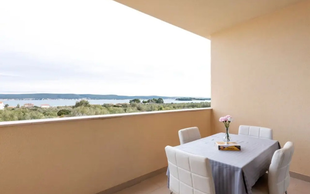 Simplistic Apartment in Neviđane near Sea