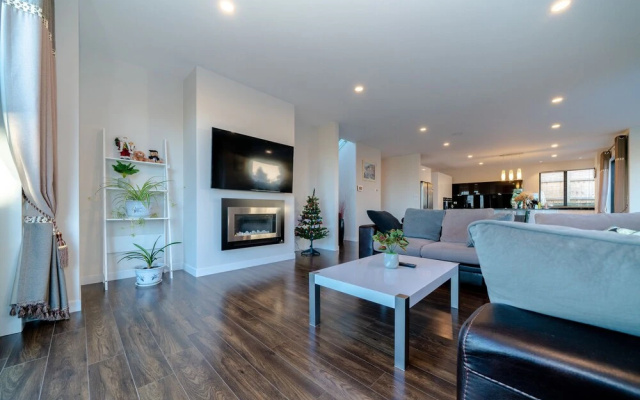 LongBay Spacious Luxurious 5 Bdrm House