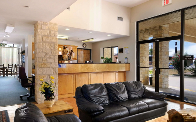 Days Inn & Suites by Wyndham Llano