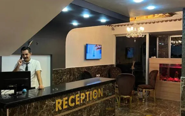 Grand Black Hotel