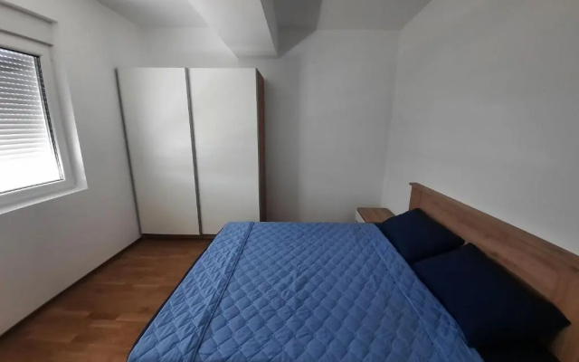 New modern 1 bedroom apartment with free parking