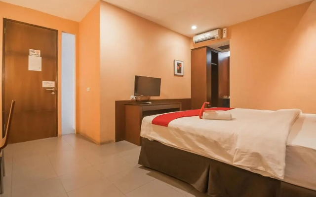 RedDoorz Plus @ Cipaganti Street 3