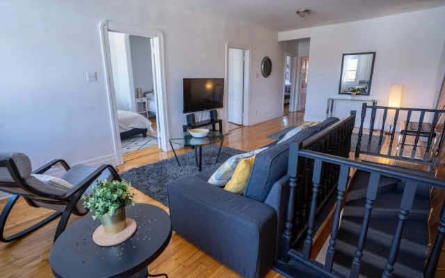 Stunning 2 Bedroom Apt! 3mins Walk From CDN Metro