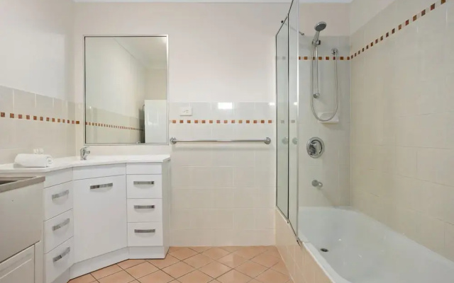 Comfy 2-bedroom Family Apartment With Free Parking