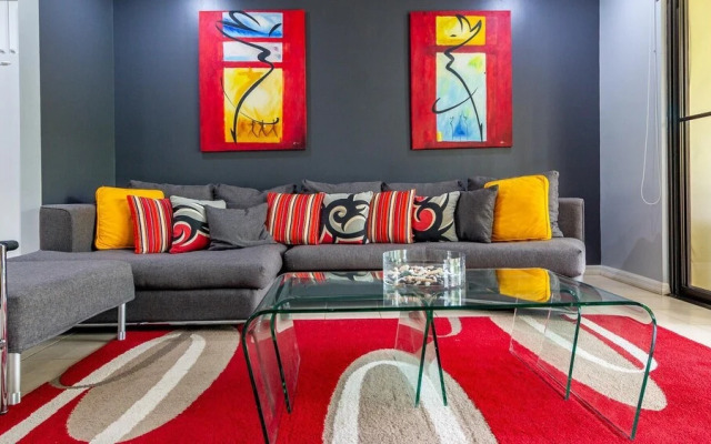 3rd-floor Space with modern decor recently renovated viewing over pool in Coco