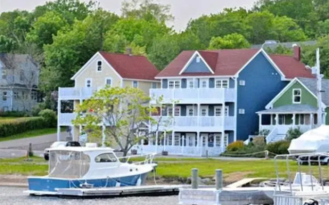 The Water's Edge Inn & Gallery