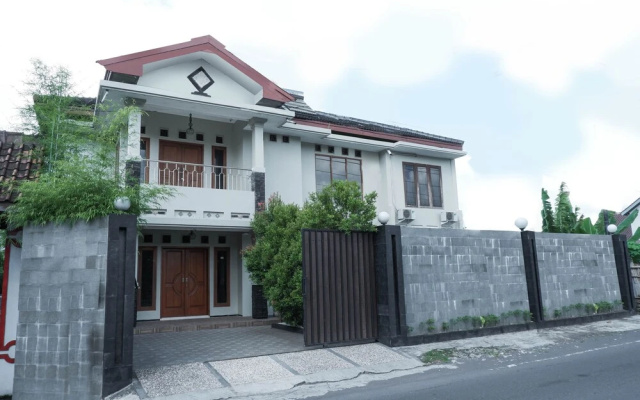 OYO 703 Omah Olin Guesthouse