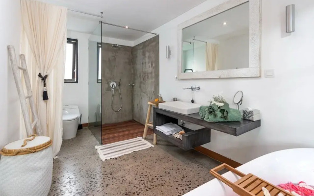 Villa Lora by Villa Finder
