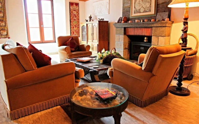 The Archeologist Home-Chateau Le Mur