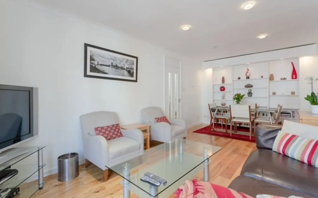 2 Bedroom House in Maida Vale With Balcony
