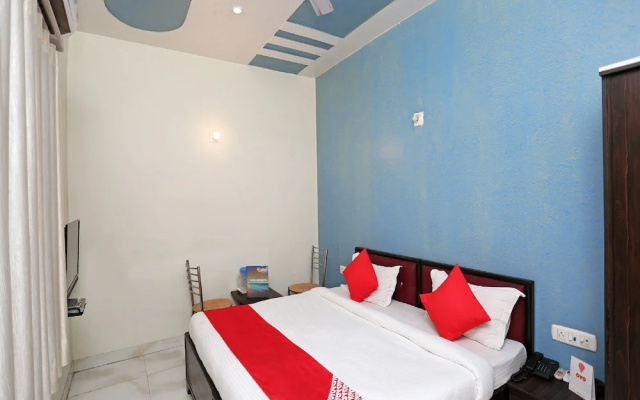 Goroomgo Pushpa Palace Mathura