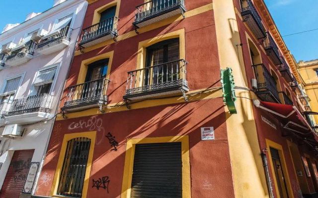Chiqui and Vicente Bright Apartment