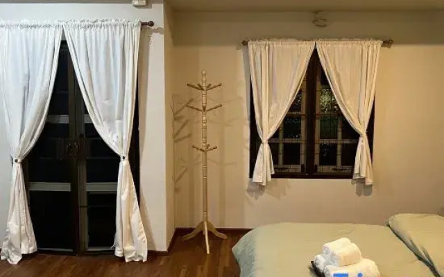 Kingbed ,rftop ,near train station ,3km ThaPae rd.