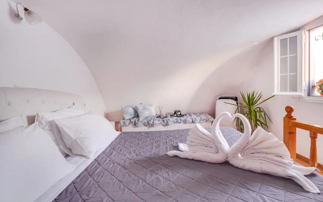 Paradise, Traditional Cycladic House