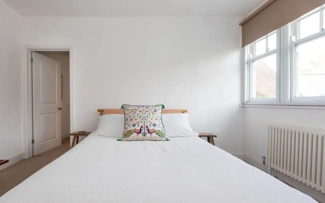 Bright 1 Bedroom Flat Near the Tube