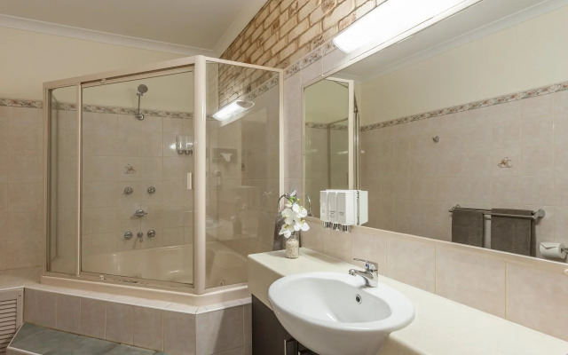 Highlander Motor Inn & Apartments