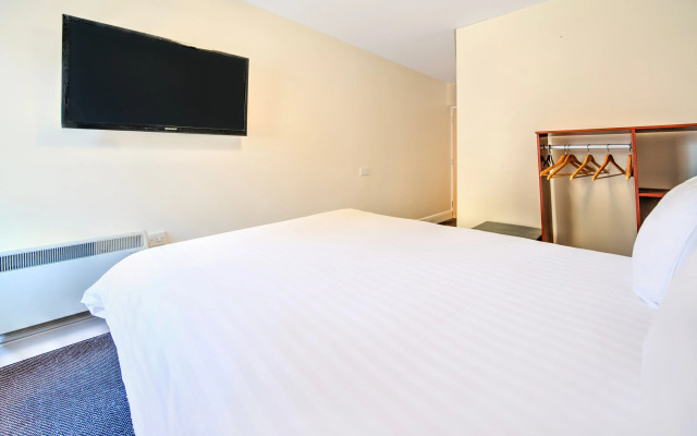 GO2 Gloucester Hotel by OYO
