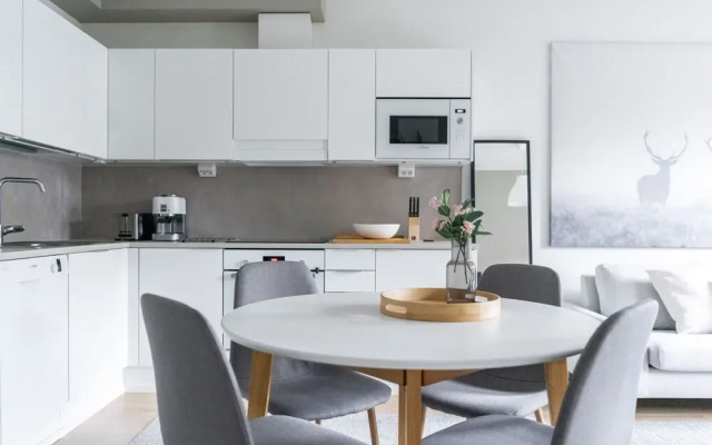 Spacious 1br with parking on the street