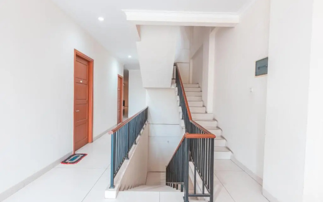 RedDoorz Near Universitas Esa Unggul Bekasi Harapan Indah