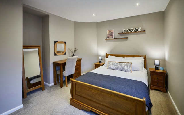 Host Stay Crescent House