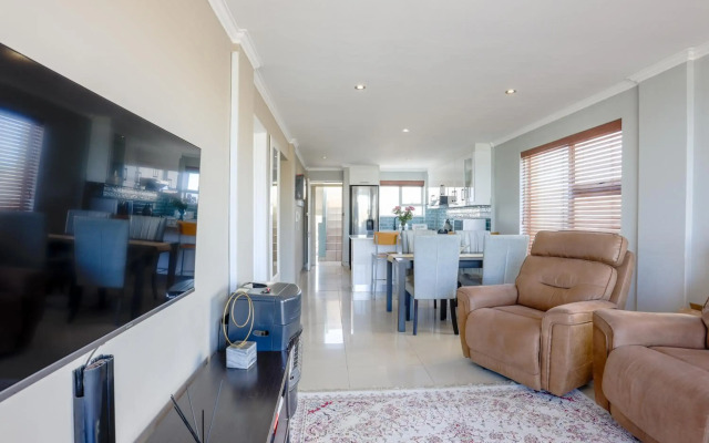 Lovely 2 Bedroom Oceanfront Apartment with Sea Views