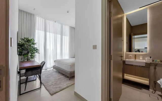 Chic 1BR Retreat with Pool & Balcony JVC