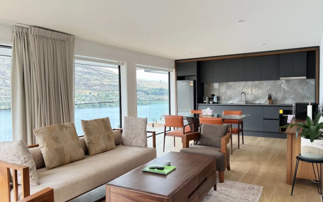 Stunning Lakeview QT Holiday House