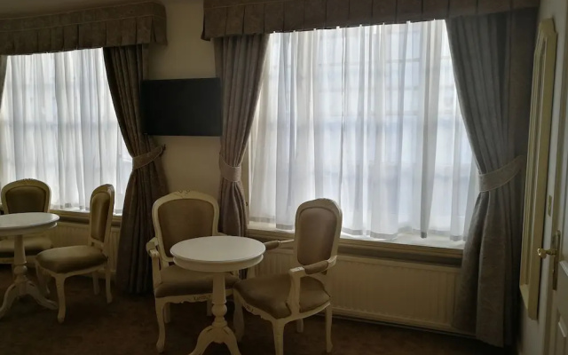 Feathers Hotel, Bar and Restaurant