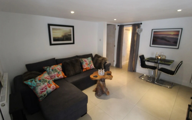 Beautiful Cosy 1 Bedroom Basement Apartment