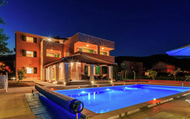 Modern Villa in Kaštel Novi with Pool
