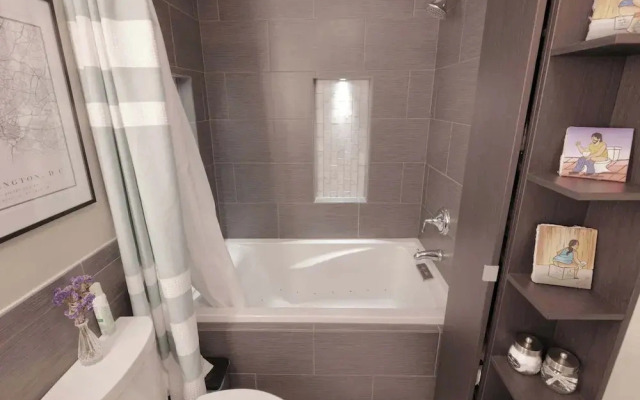 Stellar Stay Near Metro + Parking