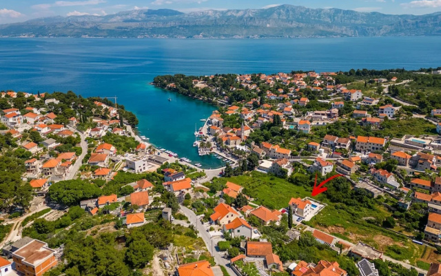 Janie in Splitska With 4 Bedrooms and 2 Bathrooms